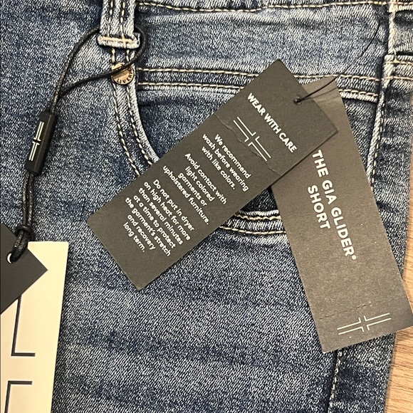 NWT Liverpool ‘The Gia Glider Short’ Bermuda Jean Shorts Modest Size 6/28 Waist - Picture 4 of 15